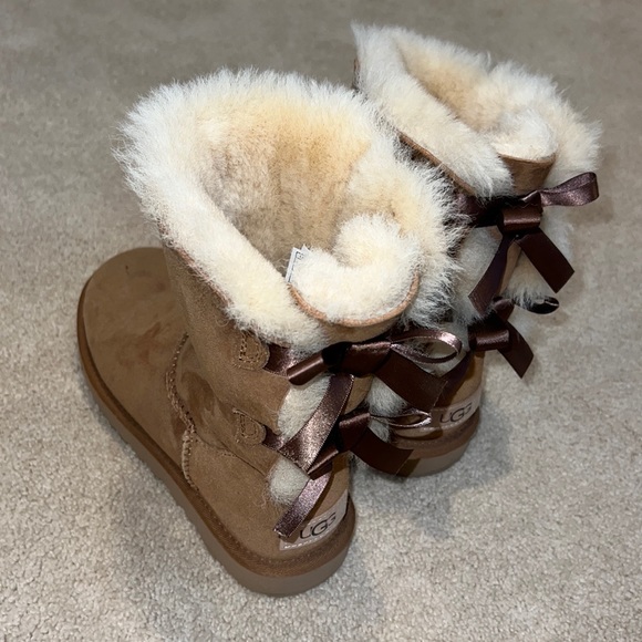 UGG Bailey Bow Chestnut - Picture 2 of 5